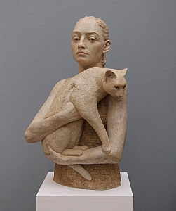 Frau mit Katze, 2015, Betonguss, getnt und gewachst, 68 x 42 x 32 cm